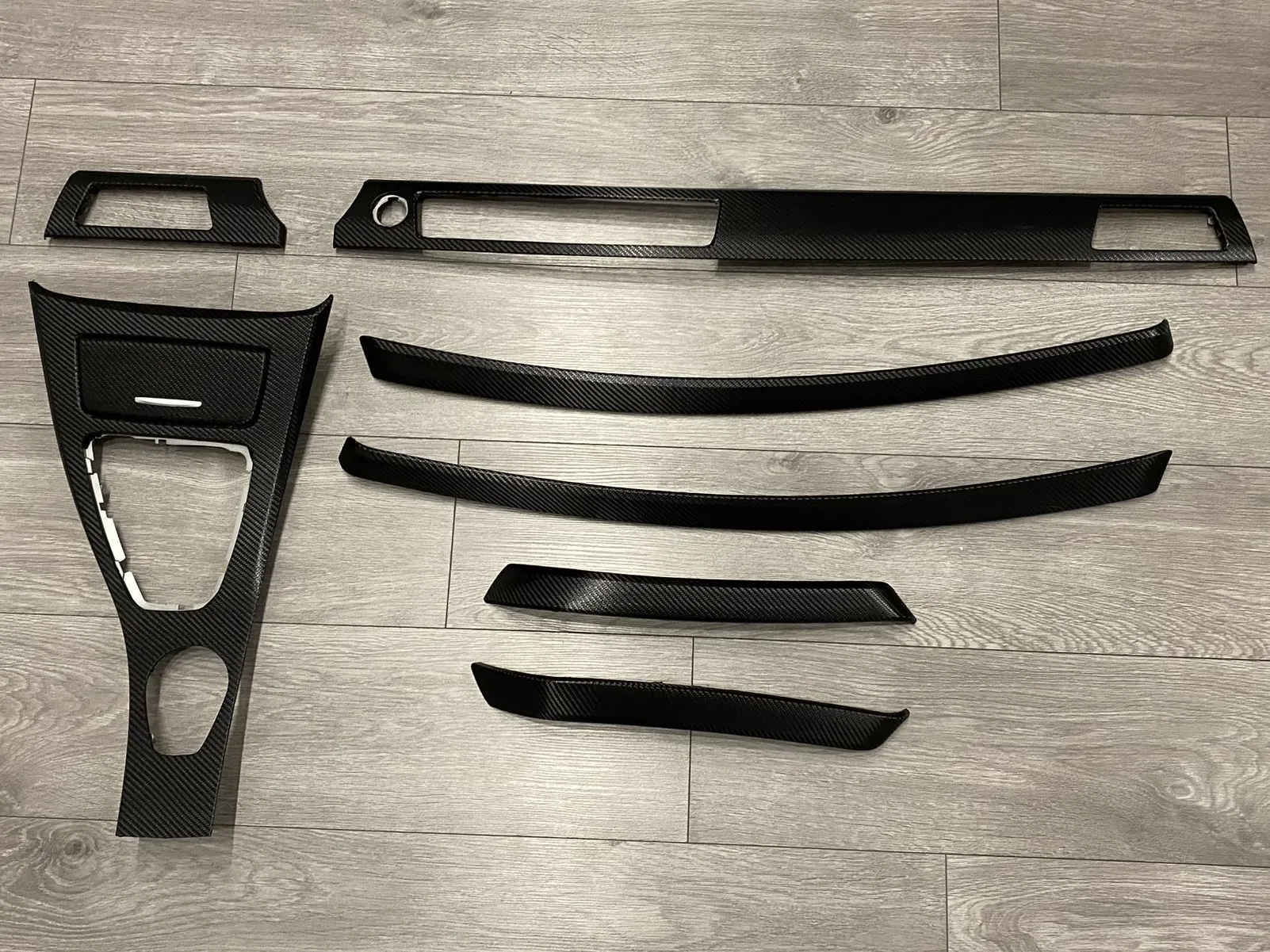 BMW E90 - Díszlécek - Avery: Carbon