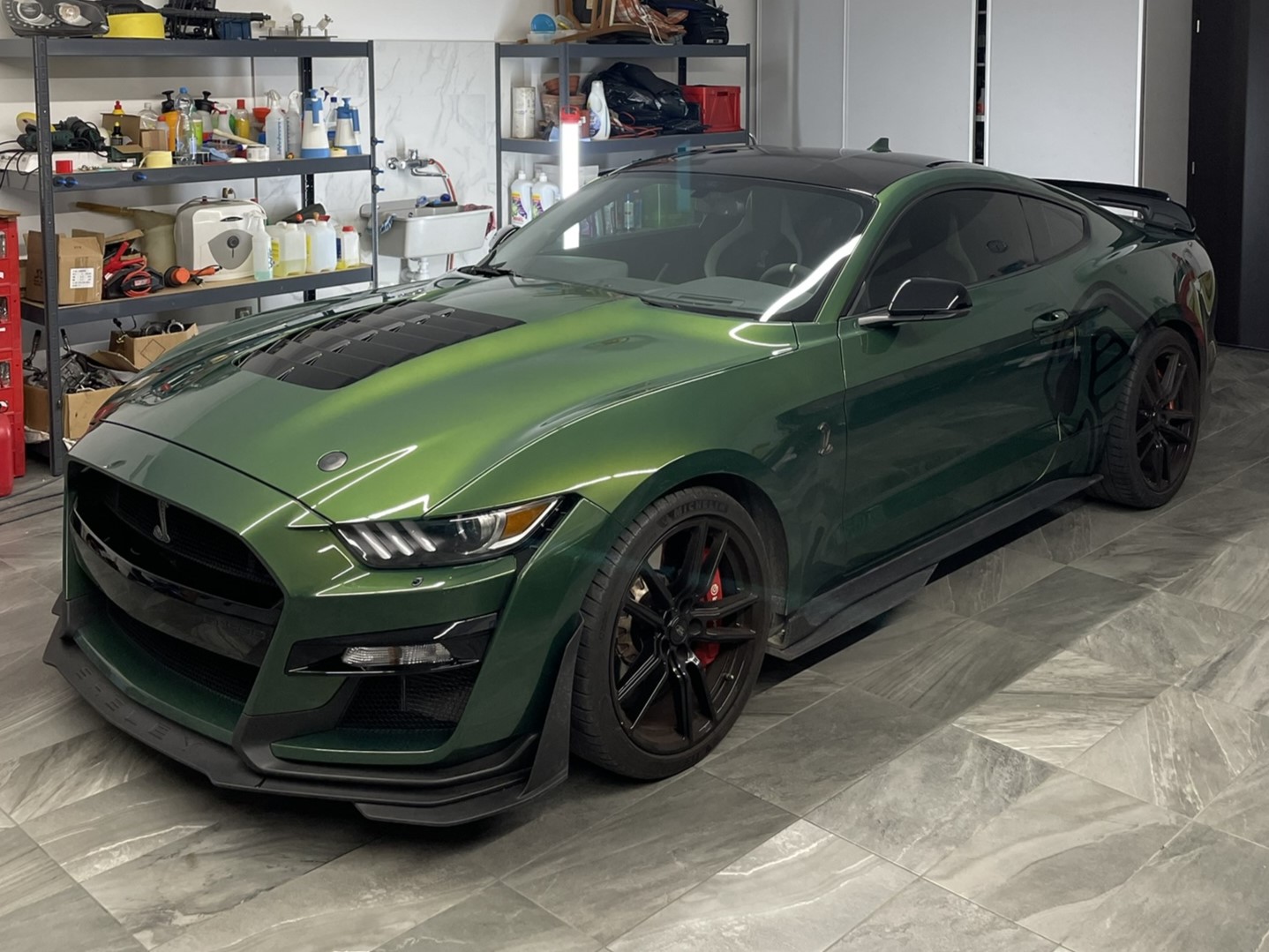 Ford Mustang Shelby GT500 | Fekete Karosszéria védőfóliázás a tetőn (PPF Wrap) + Dekoráció